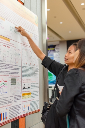 A researcher explain her work to customerのeditorial素材