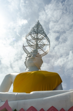 The White buddha status on blue sky backgroundの写真素材