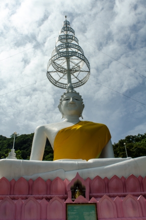 The White buddha status on blue sky backgroundの写真素材
