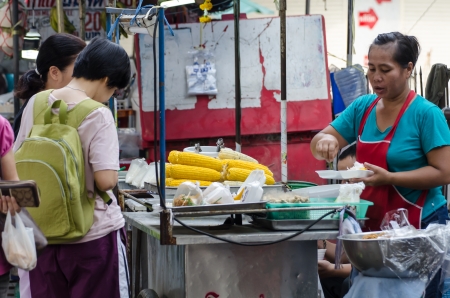 People buy food street vendors in Bangkok, Thailandのeditorial素材