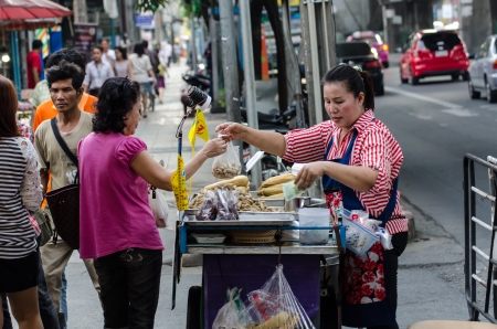 People buy food street vendors in Bangkok, Thailandのeditorial素材