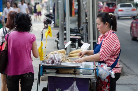 People buy food street vendors in Bangkok, Thailandのeditorial素材