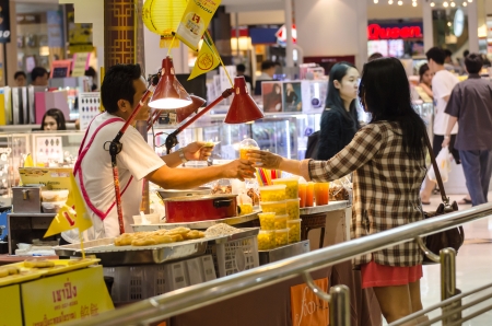 People buy food street vendors in Bangkok, Thailandのeditorial素材