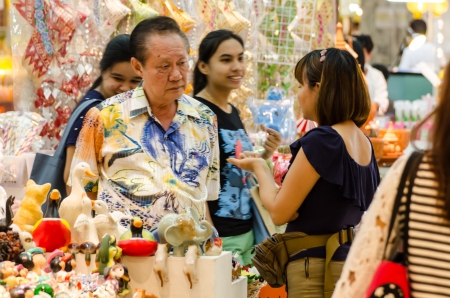 People buy goods from street vendors in Bangkok, Thailandのeditorial素材