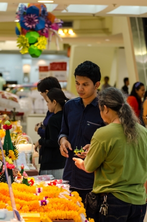 People buy food street vendors in Bangkok, Thailandのeditorial素材