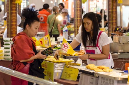 People buy food street vendors in Bangkok, Thailandのeditorial素材
