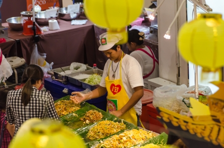 People buy food street vendors in Bangkok, Thailandのeditorial素材