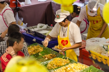 People buy food street vendors in Bangkok, Thailandのeditorial素材