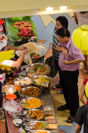People buy food street vendors in Bangkok, Thailandのeditorial素材