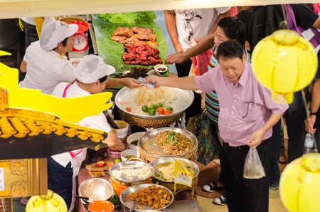 People buy food street vendors in Bangkok, Thailandのeditorial素材