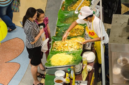 People buy food street vendors in Bangkok, Thailandのeditorial素材