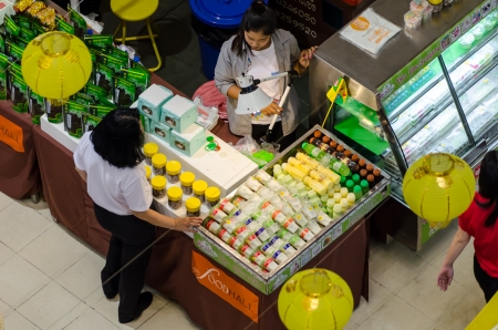 People buy food street vendors in Bangkok, Thailandのeditorial素材