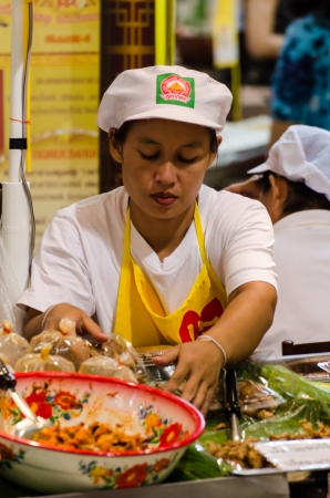 People buy food street vendors in Bangkok, Thailandのeditorial素材