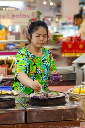 A street vendor prepares foodのeditorial素材