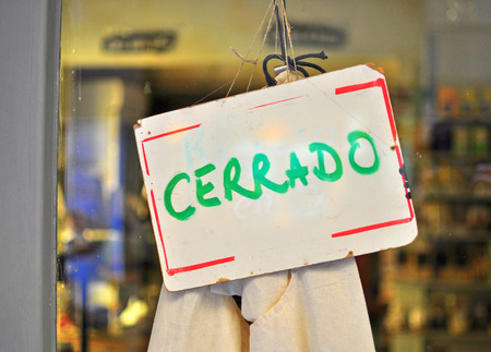 Closed sign in spanish languageの写真素材