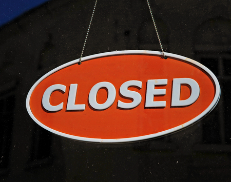 Closed sign on the dark backgroundの写真素材