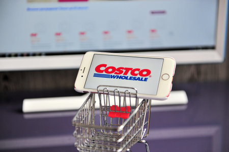 YAROSLAVL, RUSSIA - AUGUST 13, 2019: Costco Wholesale logo in mobile phone in shopping cart.のeditorial素材