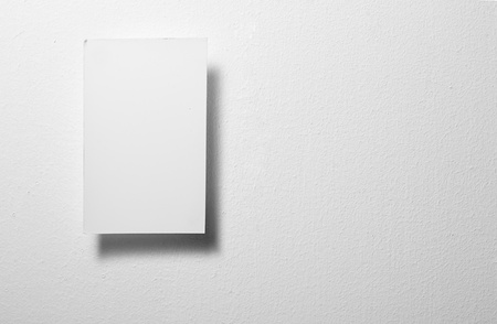 close up  one white note paper on gray backgroundの写真素材