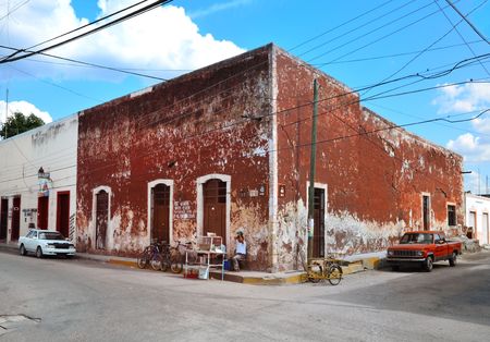 VALLADOLID, MEXICO - MARZ 6, 2014: locals in front of building. Old part od the city.のeditorial素材