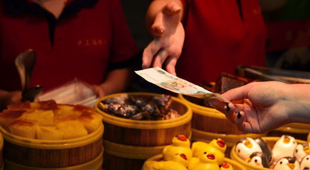 SHANGHAI, CHINA - MAY 7 2017: Pay for food in food court at Tourist Market in Yuyuan Garden Shanghai, China.のeditorial素材
