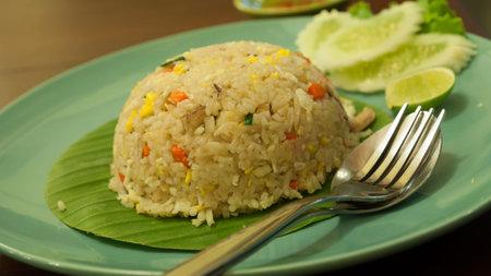 Rice were fried in oil along with crab and vegetables.