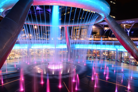 SINGAPORE - JANUARY 5 : Fountain of Wealth with Suntec Towers on January 5,2015 in Singapore. Fountain of wealth is the biggest fountain in Singapore located Suntec Towers, SINGAPORE.のeditorial素材