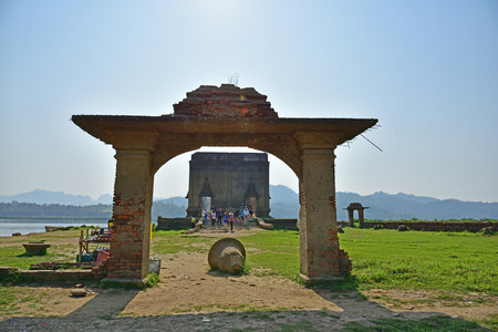 SANGKHLABURI-KANCHANABURI, THAILAND - MARCH 30 Sunken Temple is the last remaining vestige of the old town flooded for the creation of Khao Laem Reservoir on March 30, 2015 in Sangkhlaburi, Kanchanaburi, Thailand.のeditorial素材