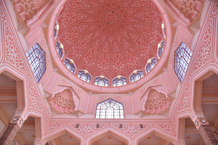 PUTRAJAYA, MALAYSIA, AUGUST 02, 2015 : Putra Mosque (Masjid Putra) is the principal mosque of Putrajaya, Malaysia. Construction began in 1997 and was completed two years later.のeditorial素材