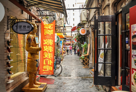 TIANZIFANG, SHANGHAI - JUNE 25: People in Tianzifang on June 25, 2013. Tianzifang is an arts and crafts enclave that has developed from a renovated residential area in the French Concession area of Shanghai.のeditorial素材