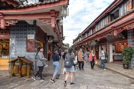 LIJIANG, YUNNAN, CHINA - OCTOBER 09, 2017: Old town of Lijiang is the largest ancient old town in Yunnan.のeditorial素材