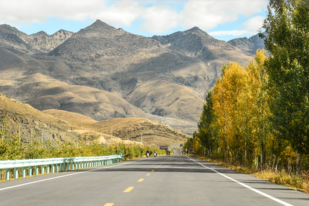 DAOCHENG-SICHUAN , CHINA - OCTOBER 15, 2017 : Mountains view with the road at Daocheng county in Sichuan province, China.のeditorial素材