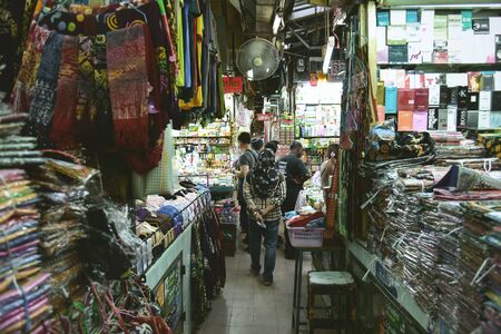 SONGKHLA, THAILAND - MARCH 04, 2016 : Unidentified tourists are shopping at Kim Yong market in Hat Yai, Songkhla, Thailand.のeditorial素材