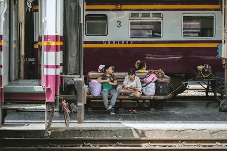 BANGKOK, THAILAND - OCTOBER 16, 2018 : Unidentified passengers waiting a train at Bangkok Railway Station(Hua Lamphong) in Bangkok, Thailand.のeditorial素材