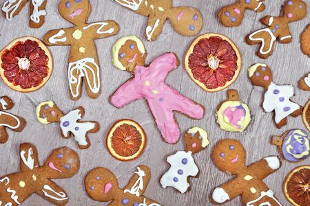 Gingerbread man cookies on a wooden table. top view. Christmas and New Year holiday background. Gingerbread cookies and dried citrus slices for mulled wine. Traditional ?hristmas sweetsの写真素材