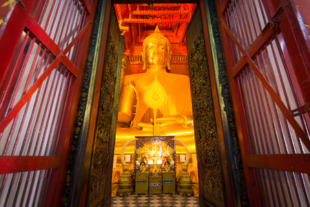 Big Buddha statue in Wat Phananchoeng temple with Church arch Ayuthaya, Thailand.のeditorial素材