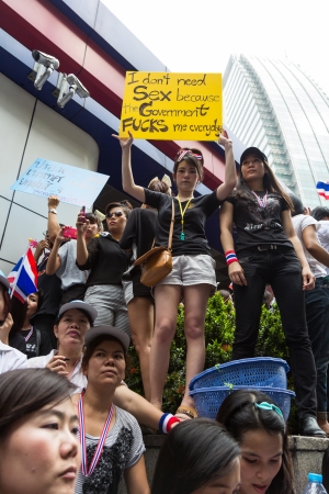 BANGKOK,THAILAND - NOVEMBER 7, 2013 : The Unidentified Thai people,Office worker, university students, and few foreigner protest against the disputed amnesty act in Asoke junction and the BTS Elevated train station, Bangkokのeditorial素材