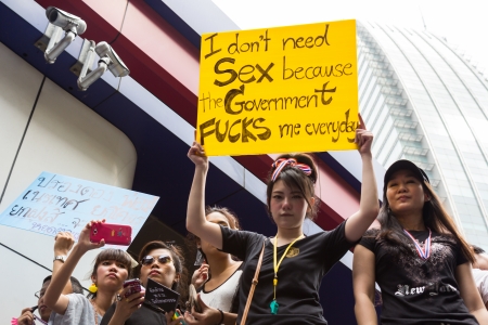 BANGKOK,THAILAND - NOVEMBER 7, 2013 : The Unidentified Thai people,Office worker, university students, and few foreigner protest against the disputed amnesty act in Asoke junction and the BTS Elevated train station, Bangkokのeditorial素材