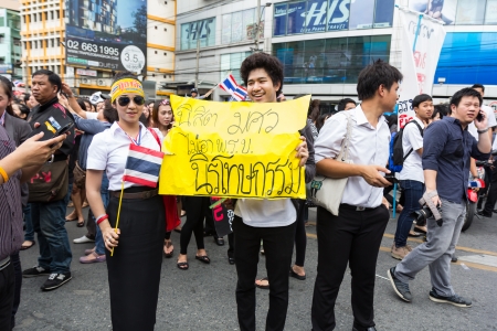 BANGKOK,THAILAND - NOVEMBER 7, 2013 : The Unidentified Thai people,Office worker, university students, and few foreigner protest against the disputed amnesty act in Asoke junction and the BTS Elevated train station, Bangkokのeditorial素材