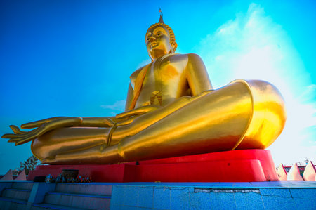 Lam Luk Ka, Bangkok, Thailand - October 27, 2019 : Wat Prachum Rat  - Golden Statueのeditorial素材