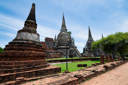 A majestic view of the iconic three pagodas at Wat Phra Si Sanphet, a historic temple in Ayutthaya, Thailand. The pagodas stand tall against the clear blue sky, symbolizing the grandeur of the ancient kingdom.のeditorial素材