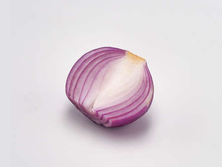 Red sliced onion om white Background Premiumの写真素材