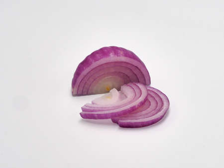 Red sliced onion om white Background Premiumの写真素材
