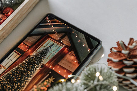 Tablet displaying Christmas tree image.の素材