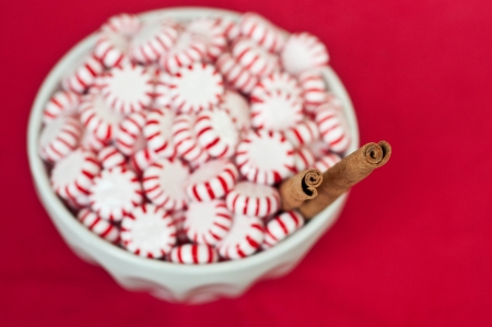Peppermints In a Bowl With Cinnamon Sticksの写真素材