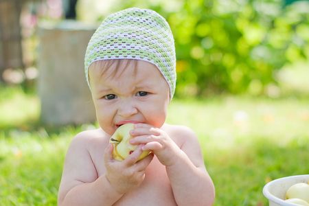 little boy with the appleの写真素材