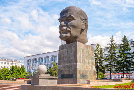 Ulan-Ude, Russia - August 3, 2018: View of monument to Vladimir Lenin located in the Council Square against the background of the administrative building.のeditorial素材