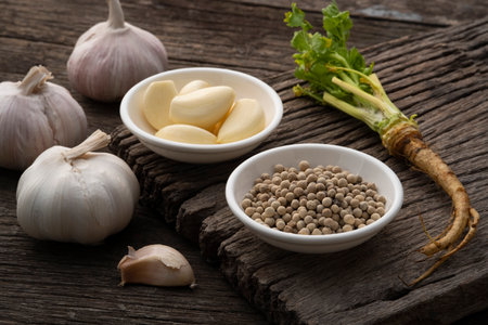 Close up white pepper ,garlic and cilantro root.Three key ingredients known as âSam Klerâ Thai Seasoningの写真素材