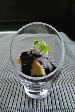 cheesecake with blueberriesの写真素材
