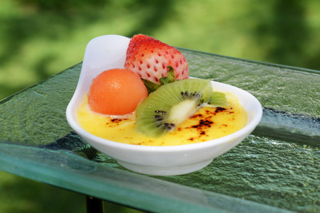 Creme brulee with strawberry and kiwiの写真素材