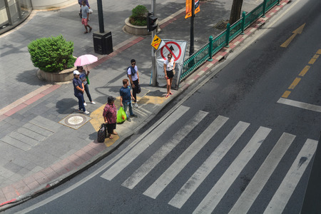 BANGKOK, THAILAND, October 25,2018 - Top view of city people are walking across crosswalk in the city street, Ratchaprasong, Bangkokのeditorial素材